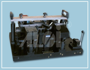 The exhaust pipe base processing hydraulic clamp